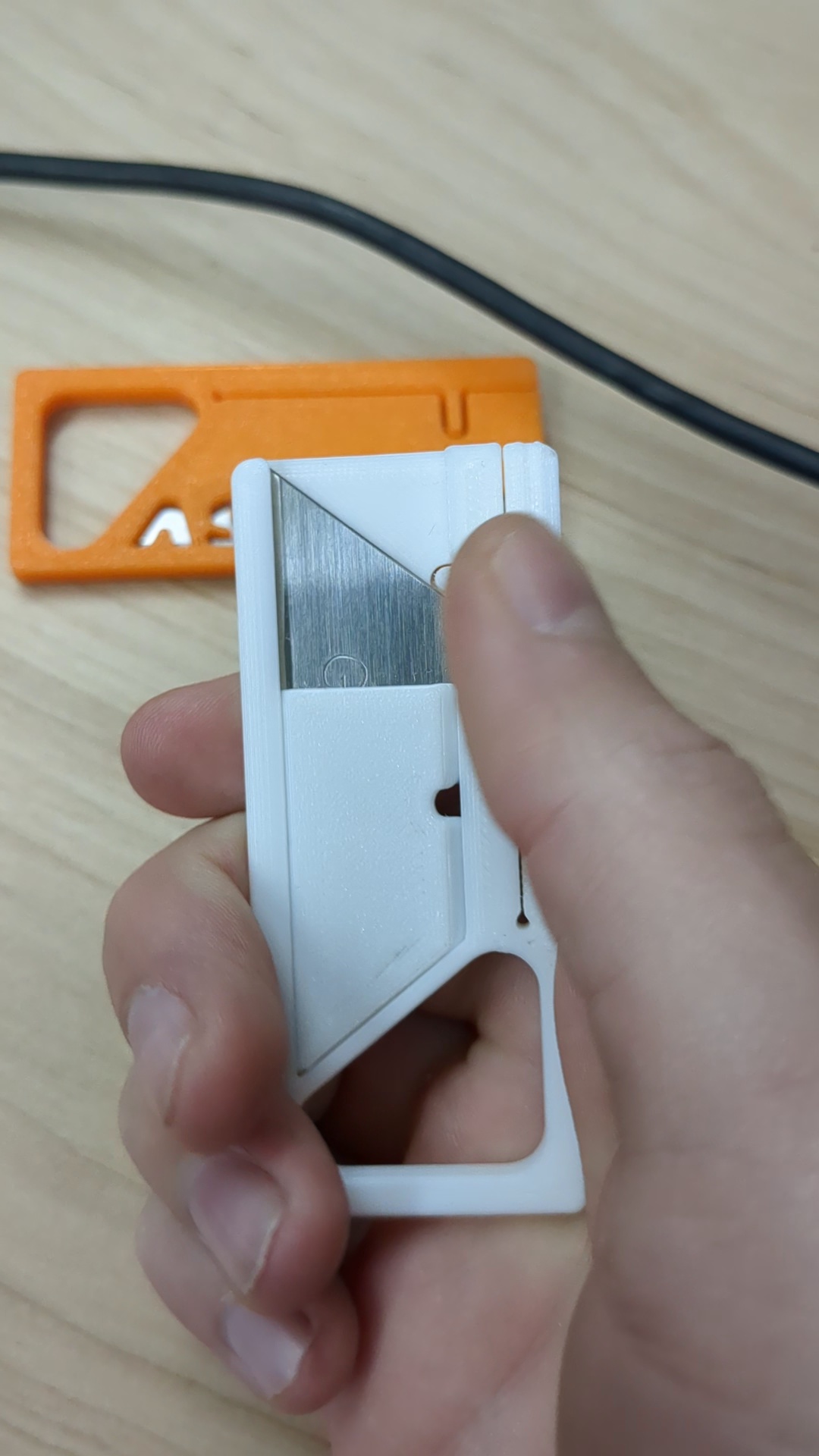 Custom Assista utility knife demo video
